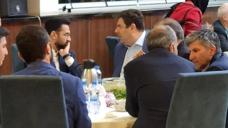 آقای یوسفی‌زاده مدیرعامل آسیاتک در کنار آقای آذری جهرمی