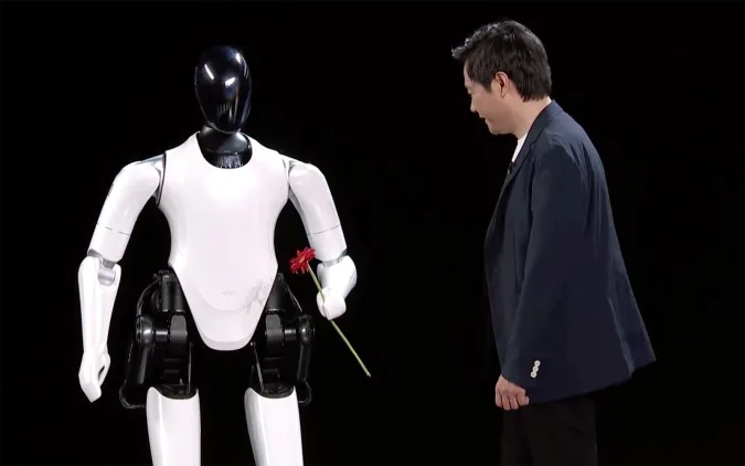 ربات سایبروان در حال گل دادن به مدیرعامل شیائومی