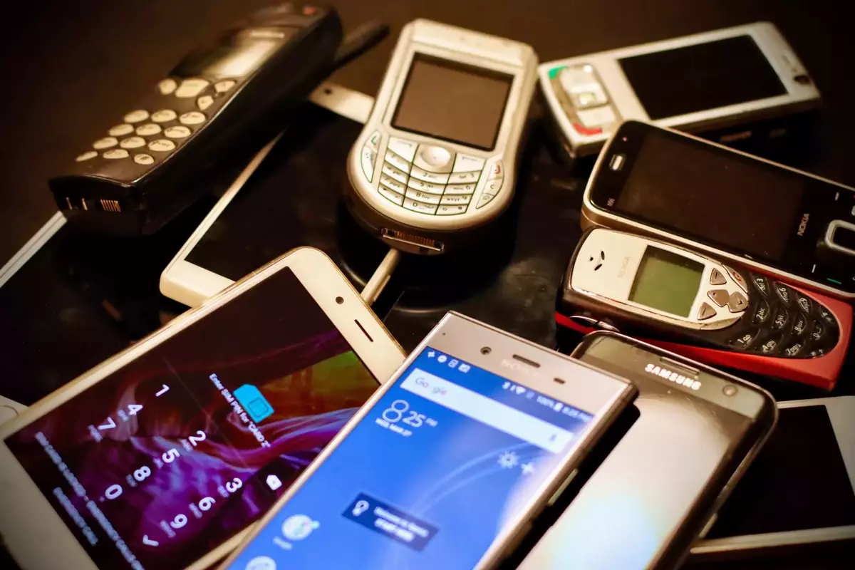 تلفن های همراه دور انداخته شده و ضایعات الکترونیکی