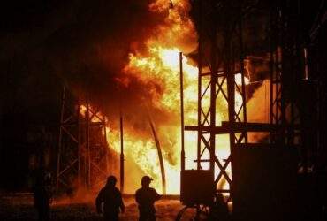 آتش گرفتن نیروگاه برق در اوکراین پس از حمله روسیه به زیرساخت این کشور