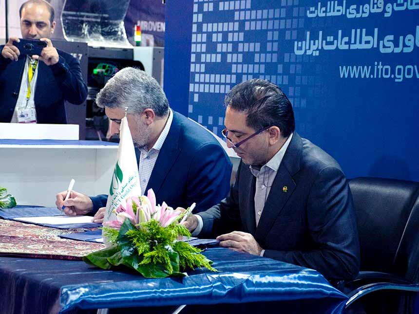 حسن هاشمی، رئیس سازمان نصر کشور و محمد خوانساری، رئیس سازمان فناوری اطلاعات ایران