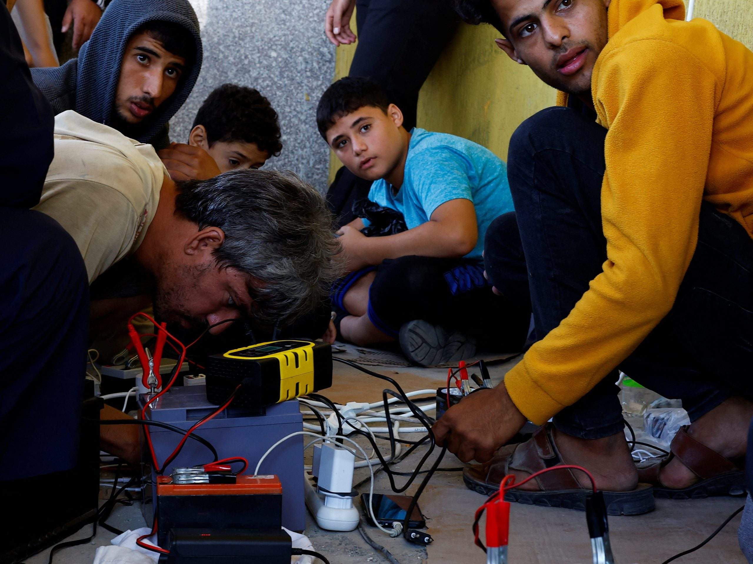 فلسطینی‌ها سعی می‌کنند با برق خورشیدی گوشی‌های خود را شارژ کنند