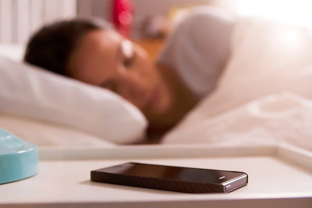 آیا گذاشتن گوشی کنار سر هنگام خواب مضر است؟