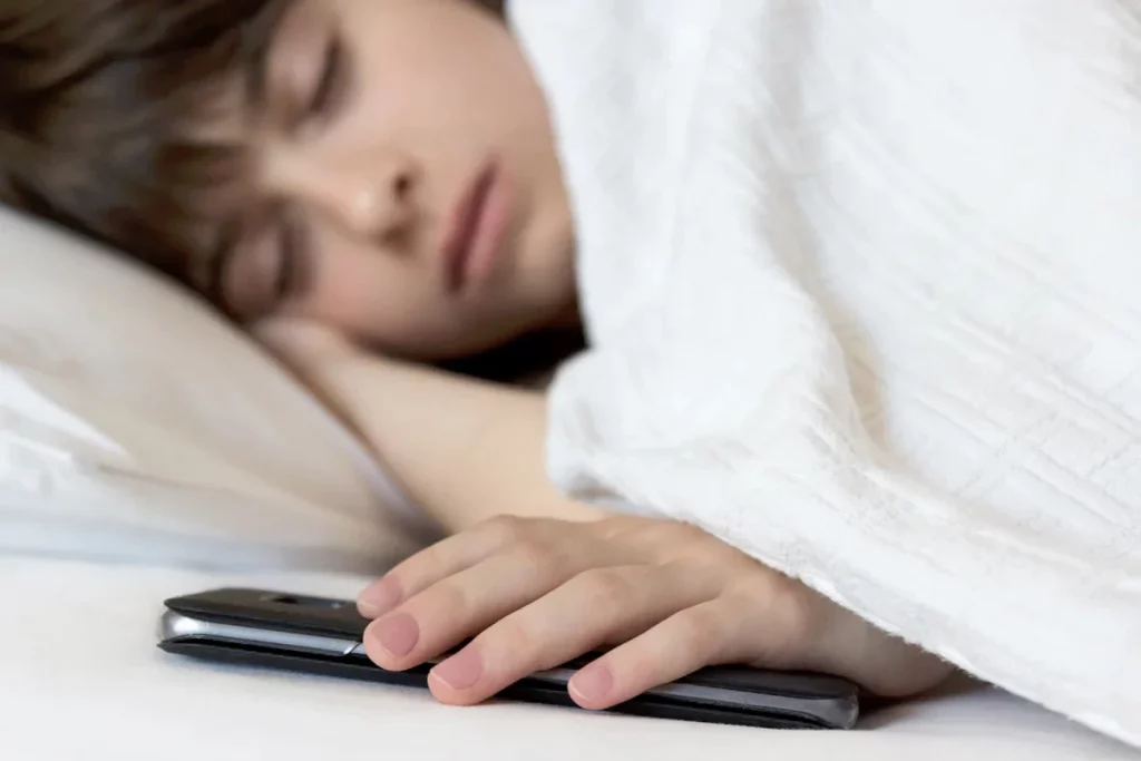 مضرات استفاده از تلفن همراه زمان خواب