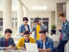چند نوجوان در حال کار کردن با گوشی هوشمند، لپ تاپ و اینترنت