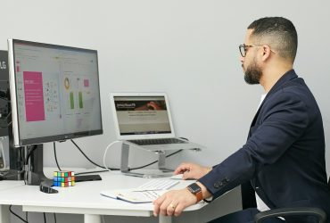 تصویر نمایش‌دهنده فرآیند دیجیتال‌سازی کسب‌وکارها و ساخت تیم‌های دیجیتال مؤثر برای رشد و موفقیت در کسب‌وکارهای آنلاین